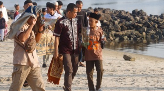 Umat Islam usai melaksanakan shalat Idul Adha 1447 H di Pantai Lagoon Ancol, Jakarta, Rabu (27/5/2026). [Suara.com/Alfian Winanto]