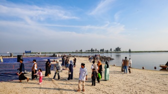 Umat Islam usai melaksanakan shalat Idul Adha 1447 H di Pantai Lagoon Ancol, Jakarta, Rabu (27/5/2026). [Suara.com/Alfian Winanto]