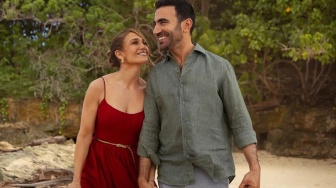 Sinopsis Office Romance, Film Netflix Jennifer Lopez dan Brett Goldstein