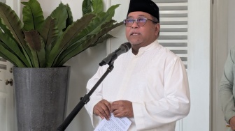 Rano Karno Serahkan Sapi Kurban ke RT Canggih di Gandaria