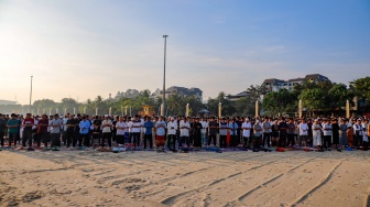 Umat Islam melaksanakan shalat Idul Adha 1447 H di Pantai Lagoon Ancol, Jakarta, Rabu (27/5/2026). [Suara.com/Alfian Winanto]