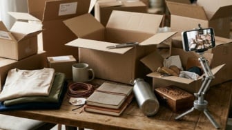 Tren Konten Unboxing Haul: Paket Cepat Datang, Sampah Tertinggal Lebih Lama