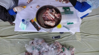 Petugas memotong daging hewan kurban di Masjid Sunda Kelapa, Jakarta, Rabu (27/5/2026). [Suara.com/Alfian Winanto]