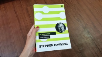 Tak Sekadar Ilmuwan: Sisi Manusiawi Stephen Hawking dalam My Brief History