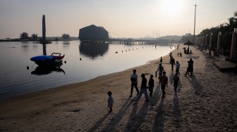 Umat Islam bersiap melaksanakan shalat Idul Adha 1447 H di Pantai Lagoon Ancol, Jakarta, Rabu (27/5/2026). [Suara.com/Alfian Winanto]