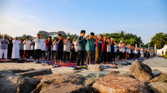 Umat Islam melaksanakan shalat Idul Adha 1447 H di Pantai Lagoon Ancol, Jakarta, Rabu (27/5/2026). [Suara.com/Alfian Winanto]