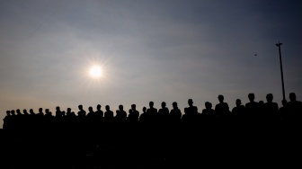 Umat Islam melaksanakan shalat Idul Adha 1447 H di Pantai Lagoon Ancol, Jakarta, Rabu (27/5/2026). [Suara.com/Alfian Winanto]