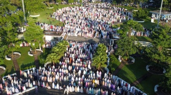 Foto udara umat Islam melaksanakan Shalat Idul Adha 1447 H di Alun-alun Ciamis, Kabupaten Ciamis, Jawa Barat, Rabu (27/5/2026). [ANTARA FOTO/Adeng Bustomi/nym.]