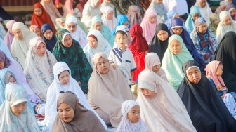Umat Islam melaksanakan shalat Idul Adha 1447 H di Pantai Lagoon Ancol, Jakarta, Rabu (27/5/2026). [Suara.com/Alfian Winanto]