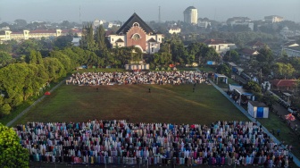 Foto udara sejumlah Umat Islam berdoa saat melaksanalan Shalat Idul Adha 1447 Hijriah di halaman depan Gereja Bethel Indonesia, Kota Depok, Jawa Barat, Rabu (27/5/2026). [ANTARA FOTO/Yulius Satria Wijaya/nym]