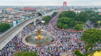 Foto udara ribuan Umat Islam melaksanakan Shalat Idul Adha 1447 H di Bundaran Air Mancur (BAM) Masjid Agung Sultan Mahmud Badaruddin Jayo Wikramo Palembang, Sumatera Selatan, Rabu (27/5/2026). [ANTARA FOTO/Nova Wahyudi/nym]