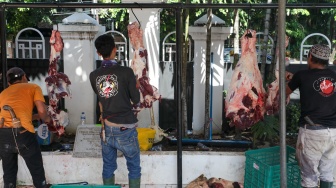 Petugas memotong daging hewan kurban di Masjid Sunda Kelapa, Jakarta, Rabu (27/5/2026). [Suara.com/Alfian Winanto]