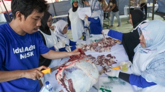 Petugas memotong daging hewan kurban di Masjid Sunda Kelapa, Jakarta, Rabu (27/5/2026). [Suara.com/Alfian Winanto]