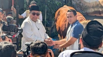 Rano Karno Beri Sapi Kurban ke RT Viral yang Punya Pengamanan Canggih di Gandaria
