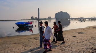 Umat Islam bersiap melaksanakan shalat Idul Adha 1447 H di Pantai Lagoon Ancol, Jakarta, Rabu (27/5/2026). [Suara.com/Alfian Winanto]