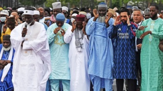 Gaya Pede Walkot New York Zohran Mamdani Pakai Gamis Arsenal saat Salat Idul Adha