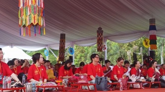 Terdampak Konflik Geopolitik Global, Ratusan Umat Buddha Tetap Gelar Doa Damai di Borobudur