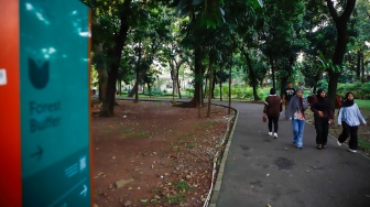 Sejumlah warga berolahraga saat berwisata di Tebet Eco Park, Tebet, Jakarta, Kamis (28/5/2026). [Suara.com/Alfian Winanto]