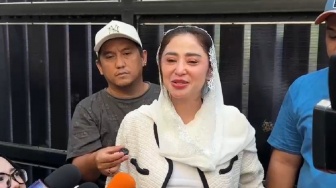 Kuliah S1 Psikologi, Dewi Perssik Pakai Jubah biar Tak Dikenali