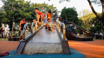 Anak-anak bermain saat berwisata di Tebet Eco Park, Tebet, Jakarta, Kamis (28/5/2026). [Suara.com/Alfian Winanto]