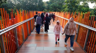 Sejumlah warga saat berwisata di Tebet Eco Park, Tebet, Jakarta, Kamis (28/5/2026). [Suara.com/Alfian Winanto]