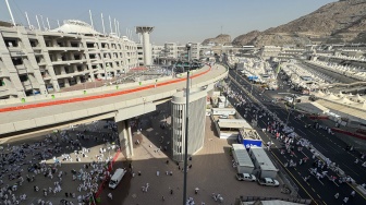 Suasana jamaah haji berjalan menuju Jamarat untuk melempar jumrah aqobah di Mina, Makkah, Arab Saudi, Rabu (27/5/2026). [ANTARA FOTO/Citro Atmoko/sgd/kye]