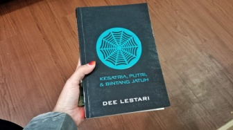 Supernova dan Revolusi Sastra Populer Indonesia Awal 2000-an