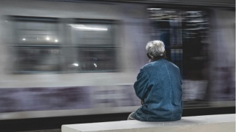 Lelaki Tua di Bangku Stasiun