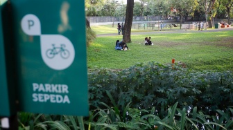 Sejumlah warga saat berwisata di Tebet Eco Park, Tebet, Jakarta, Kamis (28/5/2026). [Suara.com/Alfian Winanto]