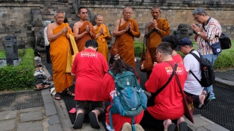Sejumlah warga memberi salam kepada Bhikku saat melaksanakan tiga langkah Namaskara di Marga Utama, Candi Borobudur, Magelang, Jawa Tengah, Kamis (28/5/2026). [ANTARA FOTO/Anis Efizudin/YU]
