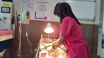 Dibuang dalam Sarung Bantal: Bayi Ditemukan Terlantar dengan Luka Sunburn di Sawah Kediri