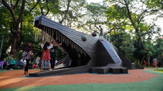 Anak-anak bermain saat berwisata di Tebet Eco Park, Tebet, Jakarta, Kamis (28/5/2026). [Suara.com/Alfian Winanto]