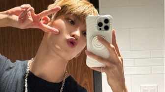 Boyfriend Material Vibes, 5 Ide Pose Mirror Selfie Ala Dokyeom SEVENTEEN!