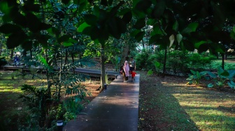 Sejumlah warga saat berwisata di Tebet Eco Park, Tebet, Jakarta, Kamis (28/5/2026). [Suara.com/Alfian Winanto]