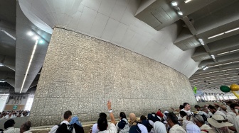 Jamaah haji melempar jumrah aqobah di Jamarat, Mina, Makkah, Arab Saudi, Rabu (27/5/2026). [ANTARA FOTO/Citro Atmoko/sgd/kye]