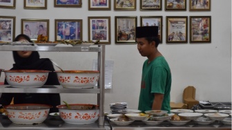 Menyantap Ayam Goreng Rempah Rumah Makan Gantinyo, Rasa Autentik!