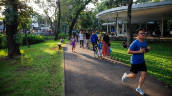 Sejumlah warga berolahraga saat berwisata di Tebet Eco Park, Tebet, Jakarta, Kamis (28/5/2026). [Suara.com/Alfian Winanto]