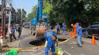 Di Balik Amblesnya Jalan Lenteng Agung, Ada Rongga Tersembunyi yang Sudah Mengintai