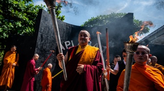 Sejumlah biksu membawa obor usai prosesi pengambilan Api Dharma Waisak dari sumber Api Abadi Mrapen di Desa Manggarmas, Godong, Grobogan, Jawa Tengah, Jumat (29/5/2026). [ANTARA FOTO/Aprillio Akbar/nz]