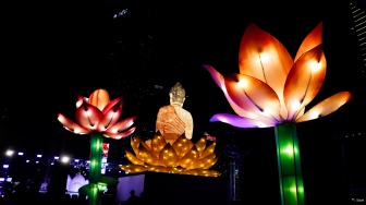 Warga melihat ornamen lampu hias saat llumination of Jakarta: Glow of Peace di kawasan Bundaran HI, Jakarta, Jumat (29/5/2026). [Suara.com/Alfian Winanto]