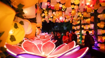 Warga melihat ornamen lampu hias saat llumination of Jakarta: Glow of Peace di kawasan Bundaran HI, Jakarta, Jumat (29/5/2026). [Suara.com/Alfian Winanto]