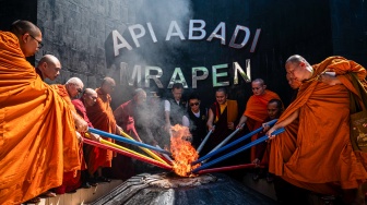 Prosesi Sakral Pengambilan Api Dharma Waisak Digelar di Mrapen
