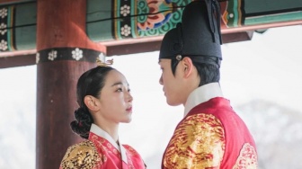 Mr. Queen (2020): Drama Kerajaan Paling Absurd yang Justru Bikin Nagih