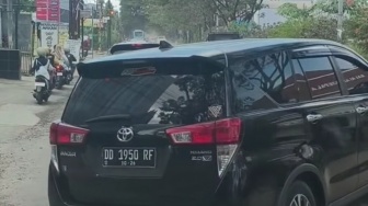 Terobos Jalan Baru Dicor, Identitas Pemilik Innova Terbongkar: Ternyata Penunggak Pajak!