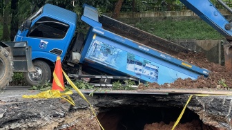 Truk Dinas SDA Pengangkut Tanah Ikut Terjeblos di Jalan Amblas Lenteng Agung