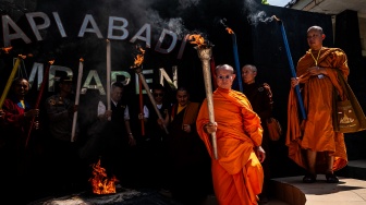 Sejumlah biksu dan perwakilan umat Buddha membawa obor usai prosesi pengambilan Api Dharma Waisak dari sumber Api Abadi Mrapen di Desa Manggarmas, Godong, Grobogan, Jawa Tengah, Jumat (29/5/2026). [ANTARA FOTO/Aprillio Akbar/nz]