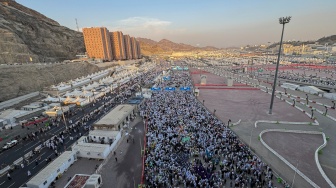 Ribuan jamaah haji dari berbagai negara berjalan pulang seusai melempar jumrah di Mina, Makkah, Arab Saudi, Rabu (28/5/2026) waktu setempat. [ANTARA FOTO/Citro Atmoko/sgd]