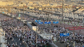 Ribuan jamaah haji dari berbagai negara berjalan pulang seusai melempar jumrah di Mina, Makkah, Arab Saudi, Rabu (28/5/2026) waktu setempat. [ANTARA FOTO/Citro Atmoko/sgd]