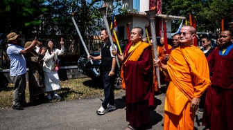 Sejumlah biksu membawa obor usai prosesi pengambilan Api Dharma Waisak dari sumber Api Abadi Mrapen di Desa Manggarmas, Godong, Grobogan, Jawa Tengah, Jumat (29/5/2026). [ANTARA FOTO/Aprillio Akbar/nz]