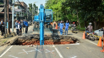 Sejumlah pekerja Dinas Sumber Daya Air (SDA) Jakarta Selatan melakukan perbaikan jalan amblas di Jalan Raya Lenteng Agung, Jakarta, Jumat, (29/5/2026). [ANTARA FOTO/Ahmad Naufal Oktavian/nz]